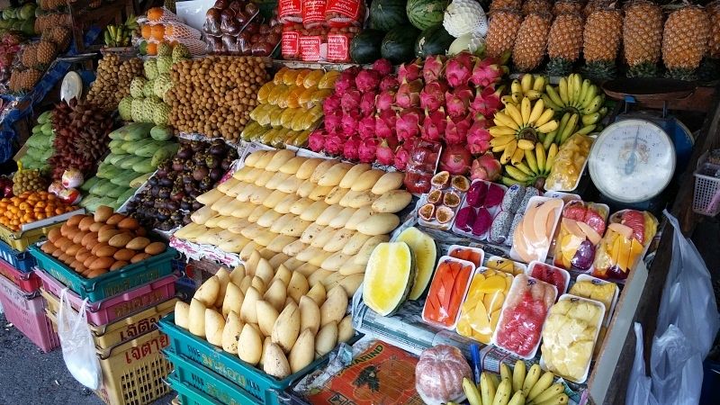 Перевозка фруктов из тайланда. Фрукты Тайланда. Тайланд рынок фрукты. Фруктовые лавки в Тайланде. Тайский фруктовый рынок.